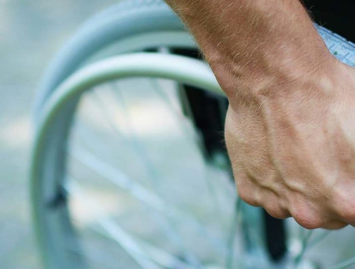 Omurilik yaralanması veya tekerlekli sandalyeye bağlı mevcudiyet